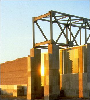Solid Waste Management Facility, Michael Singer and Linnea Glatt, 1989 - 1993, Phoenix, Arizona. Photo: Craig Smith.