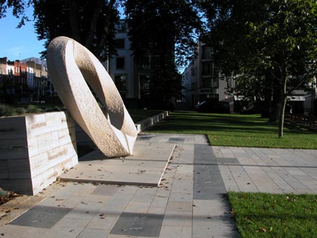 New war memorial; commissioned from the artist John Maine by the London Borough of Islington, 2006; photo: John Maine
