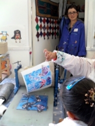 2010 Award artist Emma Molony making prints with children at The Art Room