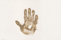 Richard Long, MUD HAND PRINT, 1984, Imprint of the artist’s right hand with River Avon mud (monotype) on white cardboard 32 x 45 cm (Edition: 100 copies). Photography: Museum Kurhaus Kleve, Annegret Gossens © VG Bild-Kunst, Bonn, for Richard Long